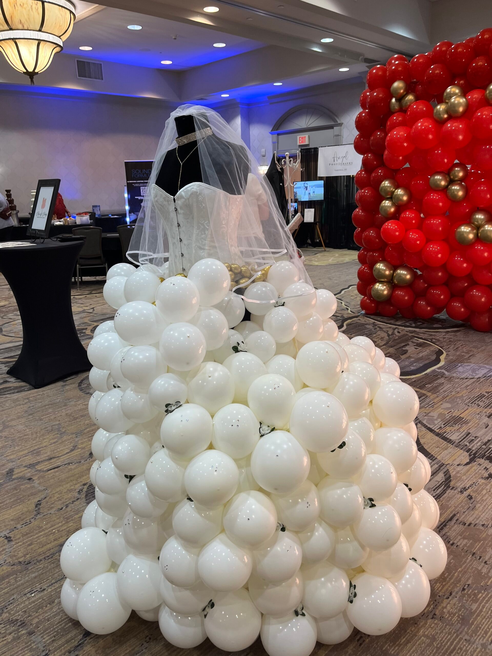 Statement balloon display
